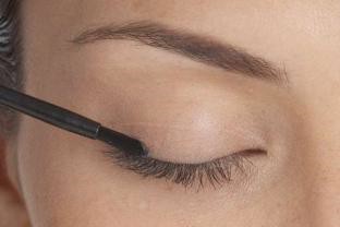 applying latisse on eyelashes